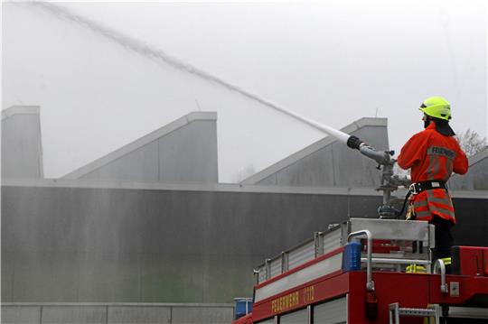 Die „Regenmacher“ von der Freiwilligen Feuerwehr Liebenburg bewässern das Sporthallendach – die Beregnung bringt das erhoffte Ergebnis: Nach der Reparatur hält es dicht. Bei der Konstruktion handelt es sich übrigens um ein sogenanntes Sheddach, auch Sägezahndach genannt. Foto: Gereke