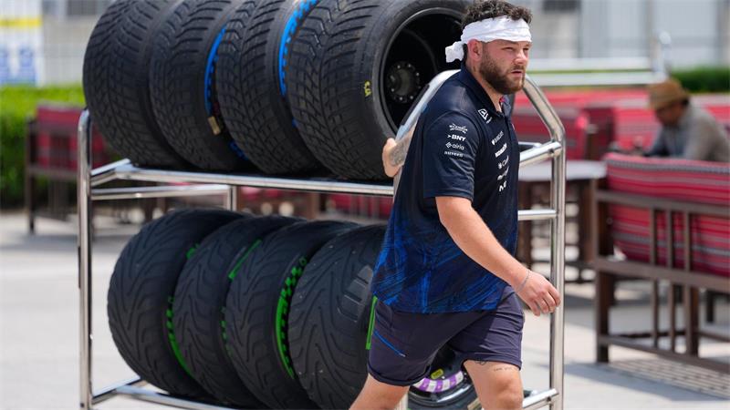 Stress in der Formel-1-Sauna: Verstappens Unterwäsche-Tipp Die Regenreifen werden schon mal parat gestellt.