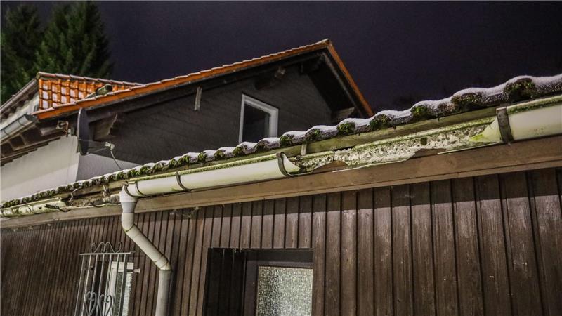 „Fass ohne Boden“: Verein kämpft um Neubau des Kabinentrakts Die Regenrinne am Sportheim ist zerbrochen.