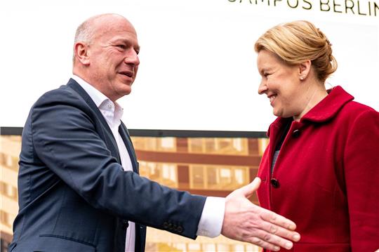 Die Regierende Bürgermeisterin Franziska Giffey (l.) und 
der CDU-Spitzenkandidat Kai Wegner.