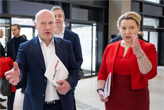 Die Regierende Bürgermeisterin Franziska Giffey (r.) und der Berliner CDU-Chef Kai Wegner.