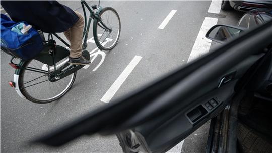 Die Regierung plant verpflichtende Türwarnsysteme für Kfz-Hersteller. (Symbolbild)