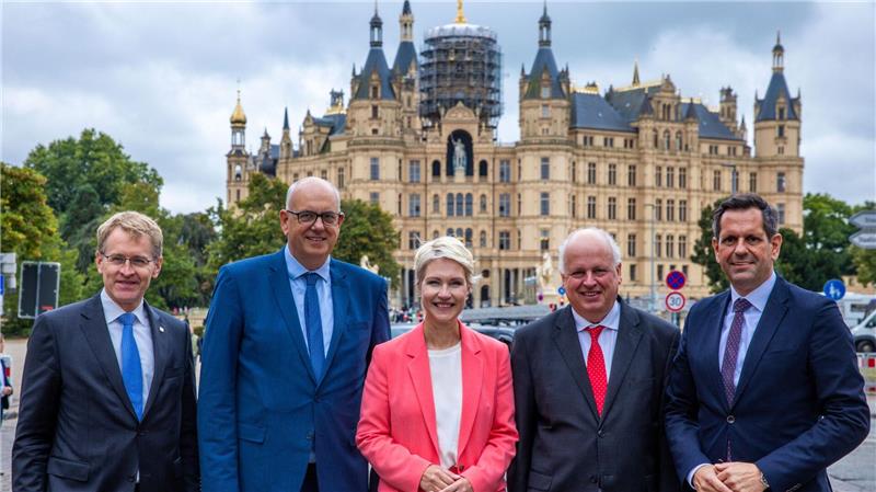 Hafenausbau und Energiewende - Nord-MPs mahnen den Bund Die Regierungschefs der Nordländer sind sich einig: Windparks auf See sind weiterhin unverzichtbar.