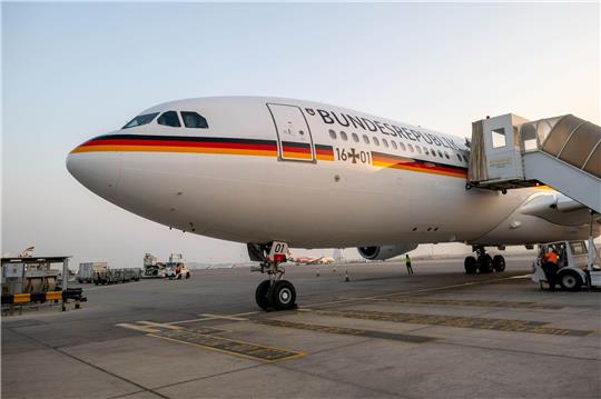 Die Regierungsmaschine, ein Airbus A340-300, steht auf einer Parkposition aus dem Flughafen von Abu Dhabi.