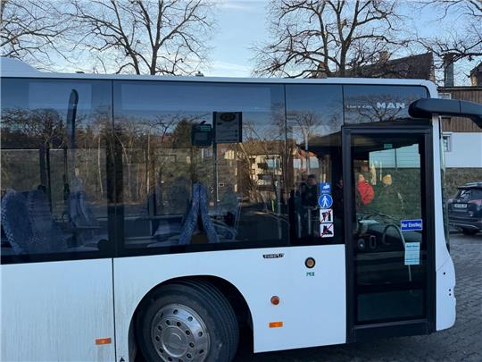Ein Bus ist zu sehen.