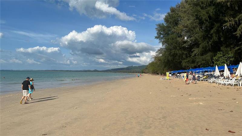 Deutsche in Thailand von großem Fisch gebissen - Haiattacke? Die Region Khao Lak ist für schöne Sandstrände bekannt und gerade bei deutschen Touristen beliebt. (Archivbild)