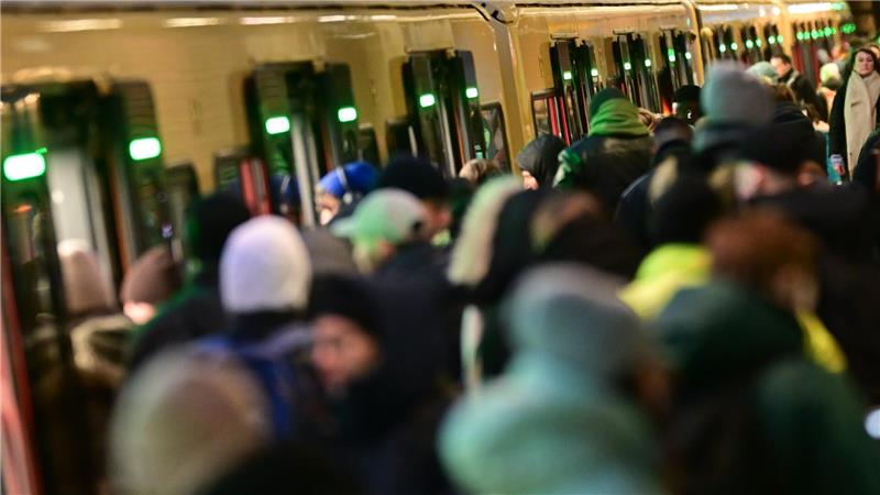 Die Regional- und S-Bahnen der Deutschen Bahn fahren ohne Einschränkungen - wie hier am Bahnhof Gesundbrunnen in Berlin.