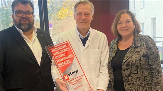 Die Regionalgeschäftsführer Asklepios Region Harz, Adelheid May und Florian Nachtwey (links), mit Privatdozent Chefarzt Dr. med. Christian Liebau.