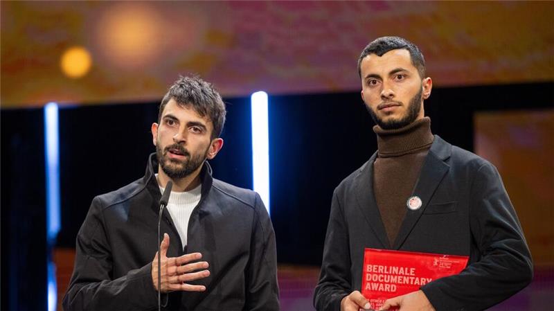 Dokumentarfilm „No Other Land“ gewinnt Oscar Die Regisseure Yuval Abraham (l) und Basel Adra hatten bei der Berlinale im vergangenen Jahr den Dokumentarfilmpreis entgegengenommen. (Archivbild)