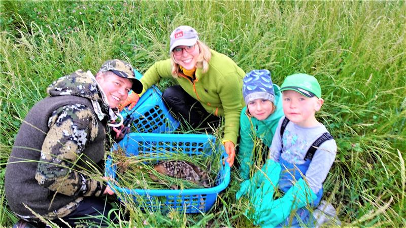 Die Rehkitzretter (v. li.): Rebecca Lüke, Tina Wendt, Jacob und Tim freuen sich nach getaner Arbeit über den Fund. Foto: Biener