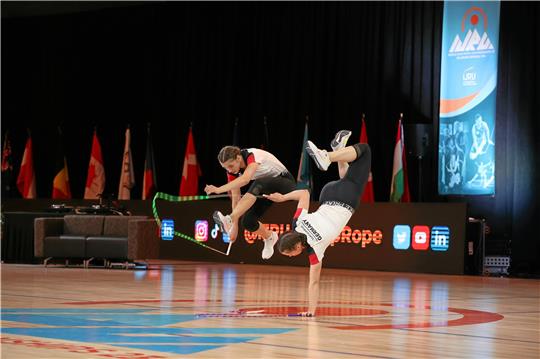 Die Reinhardt-Zwillinge Svenja und Annika während ihrer Gold-Kür im „Wheel Pair Freestyle“. Foto: Privat