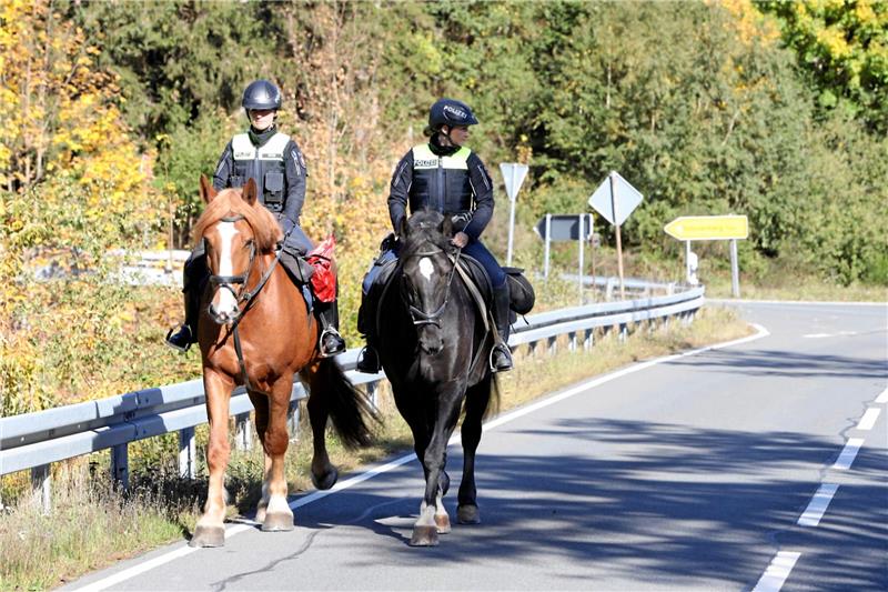 Die Reiterstaffel der Polizei Hannover ist unter anderem auf der L 517 auf der Suche nach dem vermissten Braunschweiger.