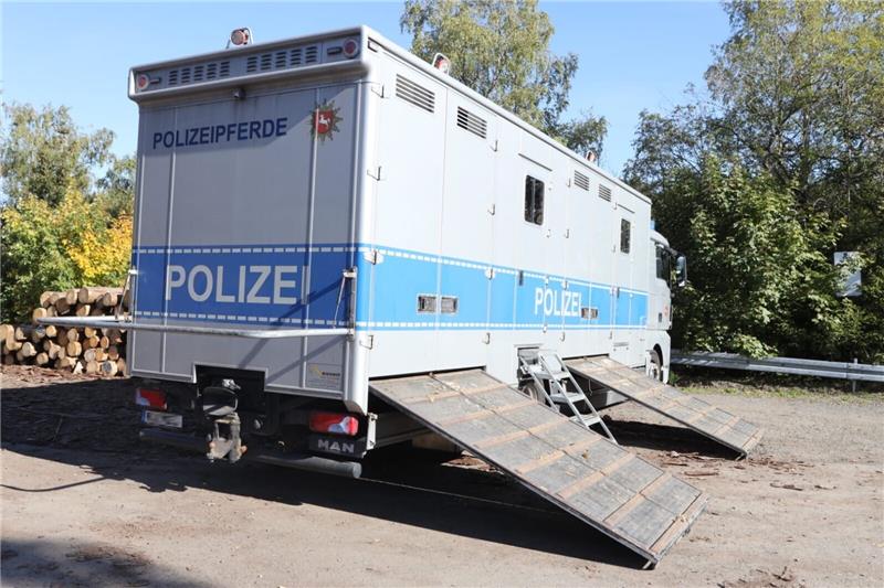 Vermisster an der Okertalsperre: Jetzt suchen die Taucher Die Reiterstaffel der Polizei ist am Mittwoch mit auf der Suche. Foto: Neuendorf