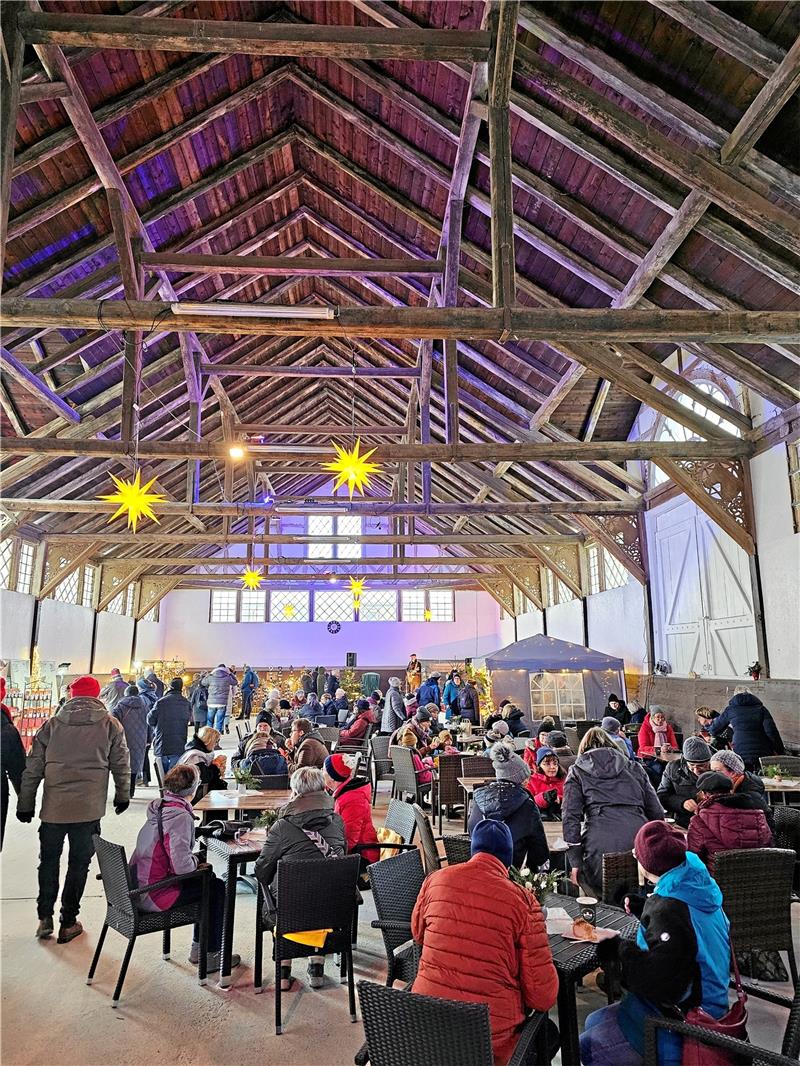 Die Reithalle: Sie bietet die Ausstattung, sich eine Weile niederzulassen und Live-Musik zu hören. Foto: Potthast