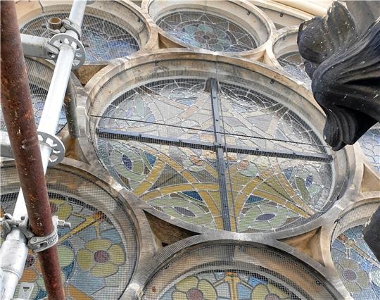 Die Restaurierung der Rosette über dem Hauptportal der Lutherkirche ist abgeschlossen. Die Firma Schneemelcher aus Quedlinburg hat die farbigen Bleiverglasungen Stück für Stück instand gesetzt, so dass nun keine Feuchtigkeit mehr in den Innenraum der Kirche eindringen kann. Foto: Kleineberg Architekten