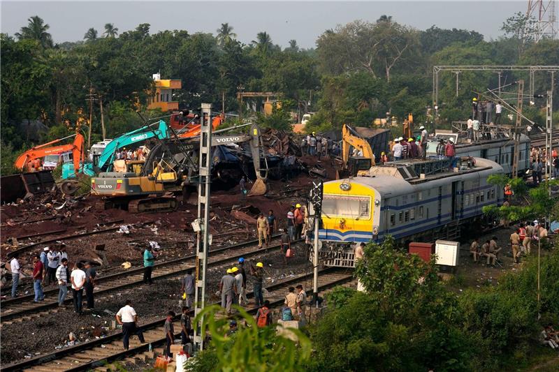 Schweres Bahnunglück erschüttert Indien Die Rettungsarbeiten sind beendet. Nun werden die Wrackteile der entgleisten Züge beseitigt.