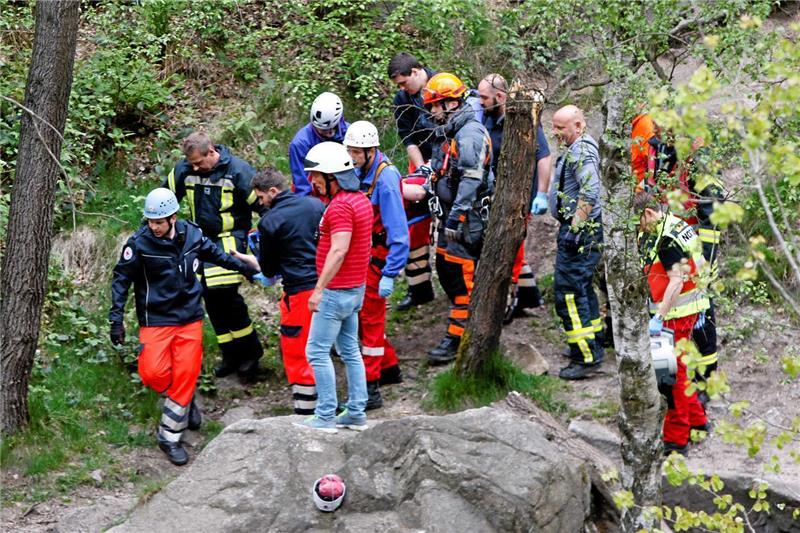 Die Rettungskräfte bergen den Schwerverletzten im Okertal. Foto: Epping