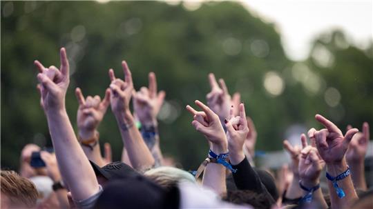 Die Rettungskräfte haben in diesem Jahr deutlich mehr Einsätze - eben weil deutlich mehr Menschen auf dem Festival sind. 