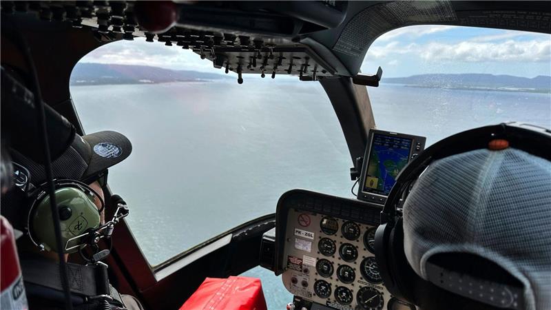 Fährunglück vor Bali: Suche nach Vermissten dauert an Die Rettungsteams waren auch mit Hubschraubern im Einsatz.