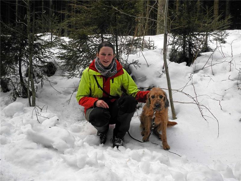 Die Revierleiterin von Wildemann, Lara Laubner, ist immer mit ihrer Hündin Arwen im Wald unterwegs.  Foto: Pagenkemper