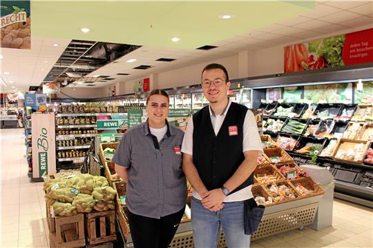 Die Rewe-Mitarbeiterin Ilayda Uludag und Mitarbeiter Tarik Ergun freuen sich sehr auf den neuen und modernisierten Markt in Langelsheim. Die Neugestaltung orientiert sich an dem Rewe-Markt am Fliegerhorst in Goslar. Foto: Wendt