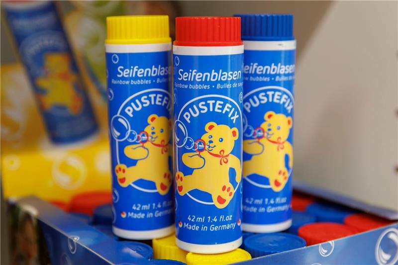 Wenn Träume nicht zerplatzen: Das Geschäft mit Seifenblasen Die Rezeptur für die Seifenblasen von Pustefix sei streng geheim, sagt der Chef. Wasser sei natürlich drin und Seife. «Und ein Verdickungsmittel, um die Seifenblasen entstehen zu lassen.»