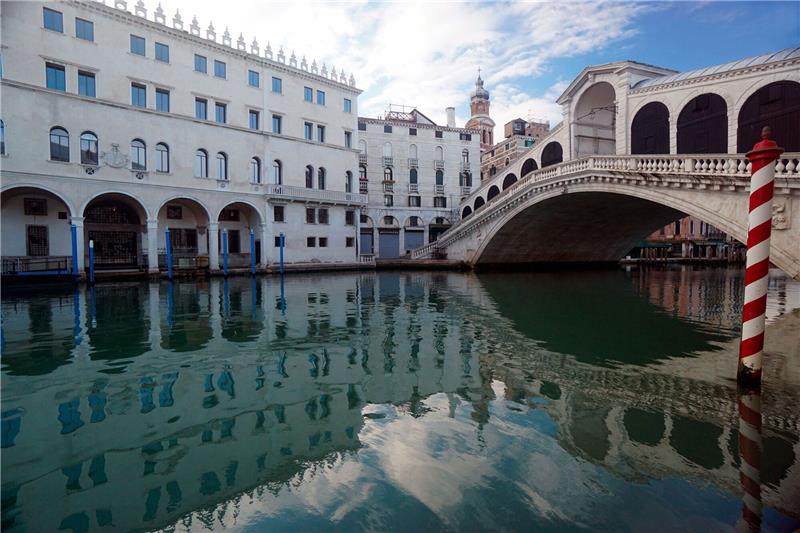 Eintritt für Venedig? Dauerstreit in der „Serenissima” Die Rialto-Brücke spiegelt sich im Canal Grande.