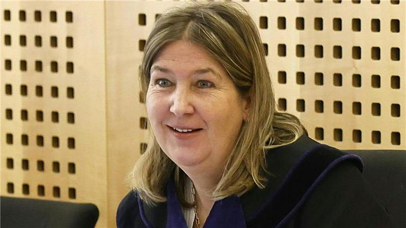 Zwölfjährige als „Helferin“ bei Schädel-OP - Freisprüche Die Richterin urteilte strikt nach rechtlichen Kriterien. Ethische Fragen blieben außen vor.