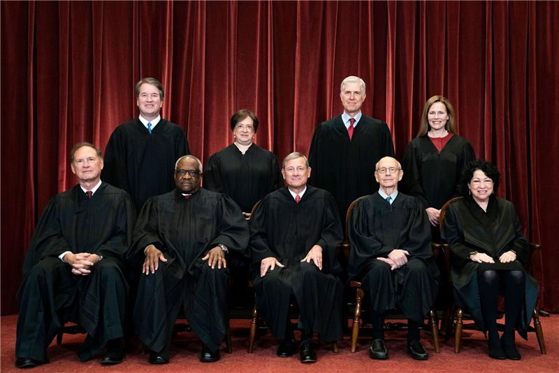 Supreme Court widerspricht kontroverser Theorie zu Wahlrecht Die Richterinnen und Richter des Obersten Gerichtshofs in den USA (vorne: l-r, hinten: l-r): Samuel Alito , Clarence Thomas, John Roberts, Stephen Breyer, Sonia Sotomayor, Brett Kavanaugh, Elena Kagan, Neil Gorsuch und Amy Coney Barrett.
