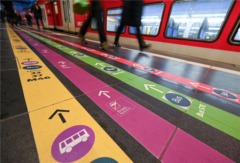 Die Riedbahn zwischen Frankfurt und Mannheim ist bis zum 22. Januar 2024 gesperrt. Reisende müssen auf Busse ausweichen.