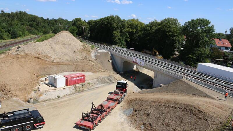 Die Ringelheimer Bahn-Baustelle aus der Vogelperspektive: Die zweigleisige Bahnbrücke (Goslar-Ringelheim-Baddeckenstedt) wurde im vergangenen Oktober "eingefahren". Links im Foto ist die eingleisige Verbingung Ringelheim - Seesen zu erkennen.