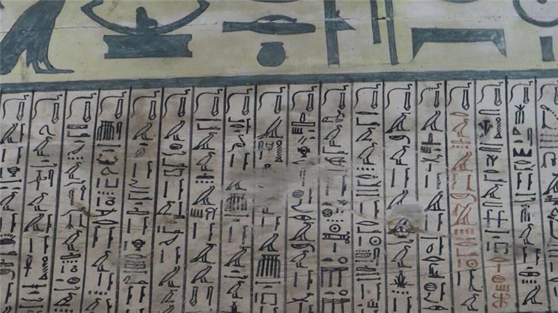 Wie Forscher in Ägypten überraschend ein uraltes Grab fanden Die Ritualtexte auf dem Sarg enthalten unter anderem Tipps dazu, wie der Übergang ins Jenseits gelingt.