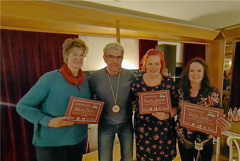 Die Robben feiern: Erika Matthies (von links) mit der Urkunde des erkältungsbedingt ausgefallenen Volker von Thenen, Vizemeister Henning Matthies, Nicolette Brandes und Ulrike Tack.