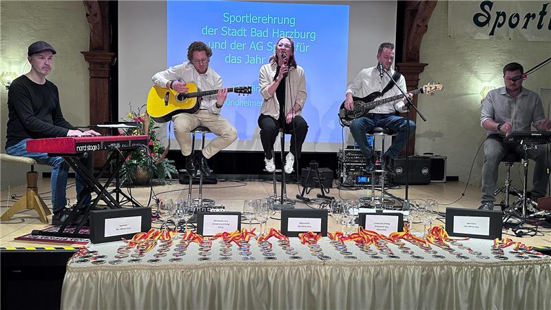 Das sind Bad Harzburgs neue Sportler des Jahres Die Rockbusters umrahmen die Sportlerehrung musikalisch.
