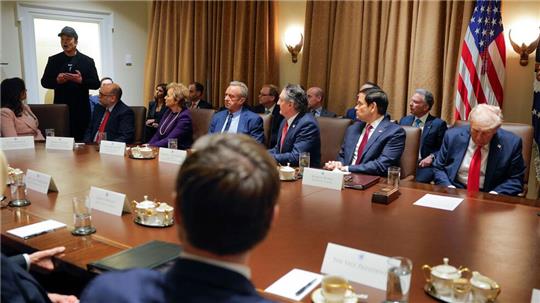 Die Rolle von Elon Musk in der US-Regierung ist unklar - aber im Weißen Haus darf er vor Trumps Kabinett über Einsparungsmaßnahmen sprechen.
