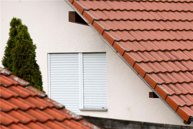 Die Rollläden sind heruntergelassen: Ein mutmaßlicher Serientäter soll im baden-württembergischen Walldürn eine junge Frau mehrere Tage lang mit Hilfe seines Bruders festgehalten und vergewaltigt haben.