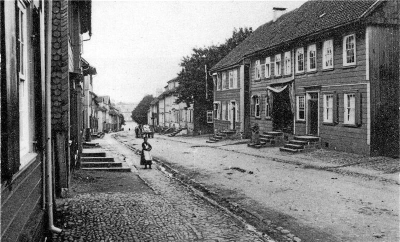 Die Rollstraße 1905 und heute: Kaum zu glauben, dass zwischen den beiden Fotos 117 Jahre liegen. Allzu sehr hat die Rollstraße in Clausthal-Zellerfeld ihr Erscheinungsbild nicht verändert.