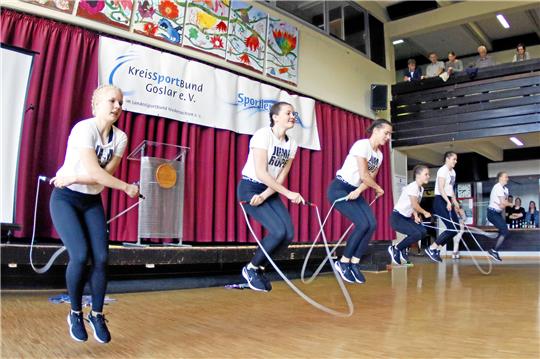 Die Rope-Skipping-Formation des TV Roringen während ihres Auftritts bei der Sportlerehrung. Foto: GZ-Archiv