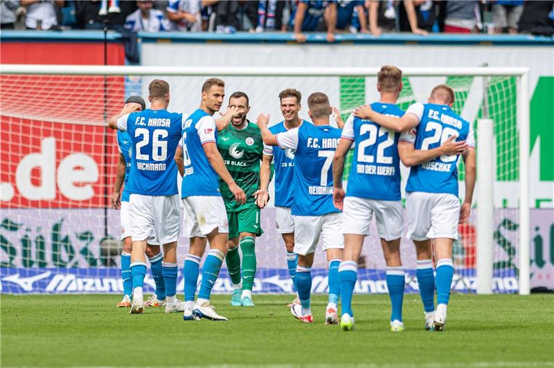 Die Rostocker Spieler bejubeln den Sieg ihrer Mannschaft.