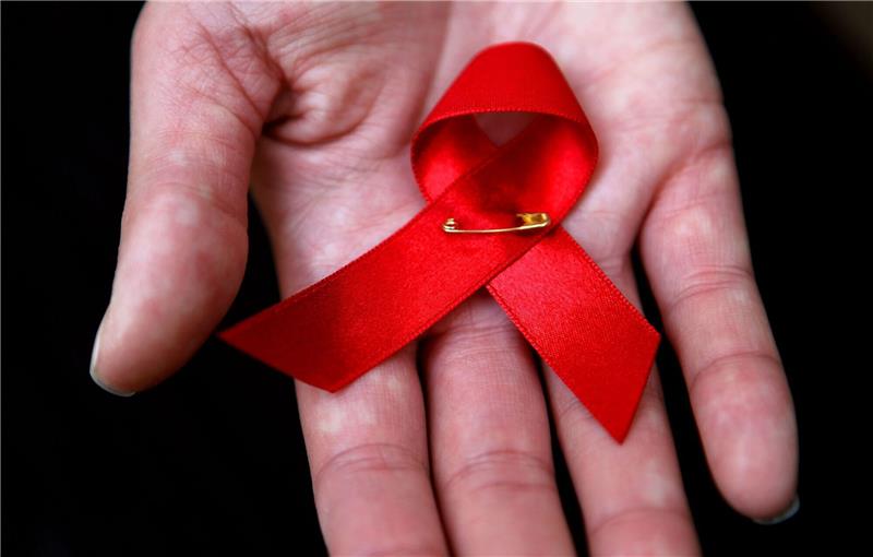 Aufklärung vor dem Internet: Deutsche Aidshilfe wird 40 Die Rote Schleife als Symbol der Solidarität mit Betroffenen gibt es seit 1991, erdacht von einer Künstlergruppe in New York.