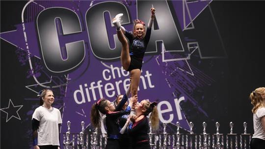 Die Ruby Falcons gewinnen in ihrer Altersklasse bei den German Cheer Masters in Lemgo ihren ersten Titel.