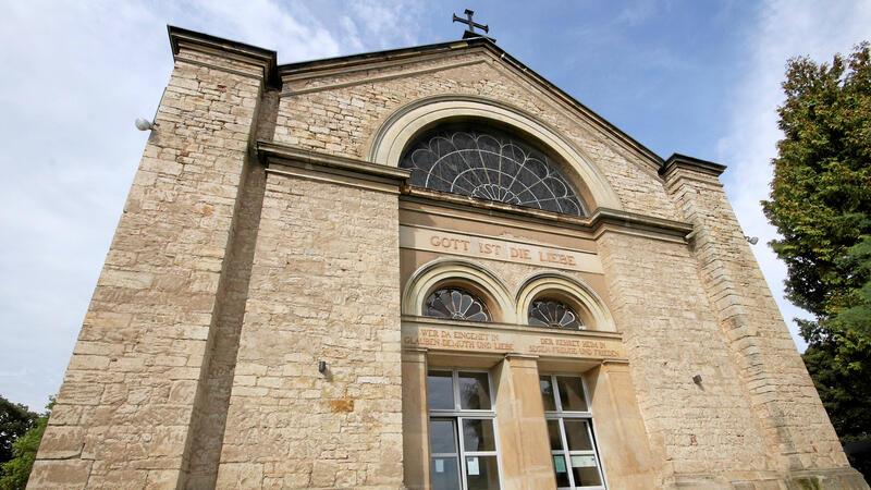 Hornburg lässt seine alten Fachwerkhäuser sprechen Die Rückansicht der St.-Stephanus-Kirche: Die beiden modernen Fenster kennzeichnen den neuen Gemeindesaal im Denkmal.