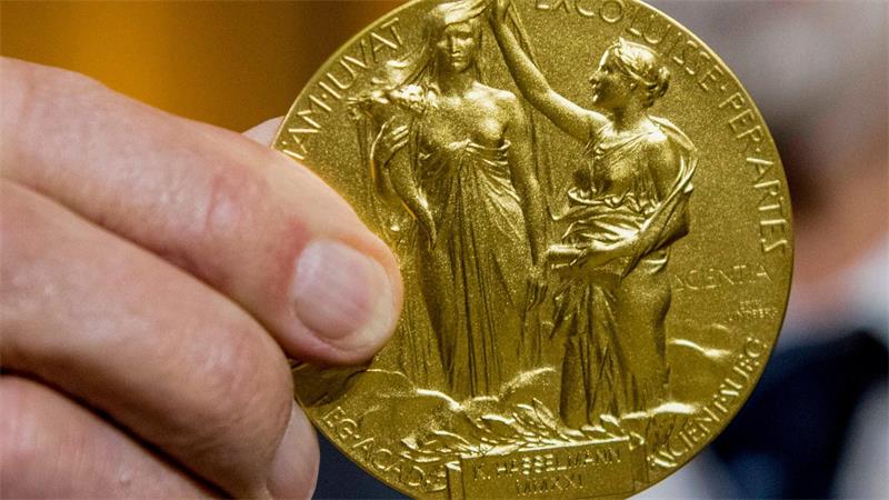 Die Rückseite der Nobel-Medaille für Chemie stellt die Natur in Form einer Göttin dar, die aus den Wolken auftaucht. (Illustration)