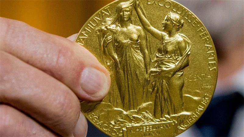 Geisterteilchenfang mit Eisklotz: Nobelpreis für US-Physiker Die Rückseite der Nobel-Medaille für Physik stellt die Natur in Form einer Göttin dar, die aus den Wolken auftaucht und ein Füllhorn hält. (Illustration)
