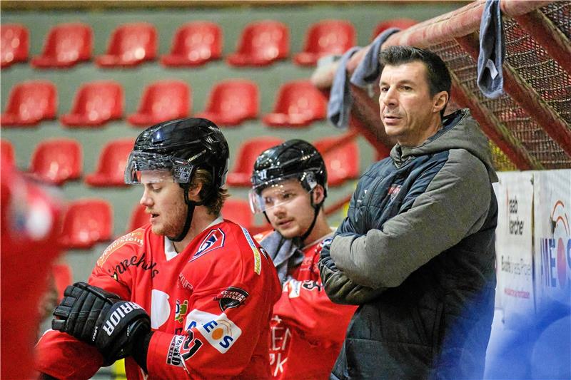 Die Ruhe selbst: Trainer Jozef Potac (re.) hat sich mit den Falken-Verantworlichen schnell über eine Vertragsverlängerung geeinigt. Foto: GZ-Archiv