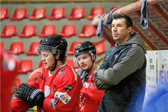 Die Ruhe selbst: Trainer Jozef Potac (re.) hat sich mit den Falken-Verantworlichen schnell über eine Vertragsverlängerung geeinigt. Foto: GZ-Archiv