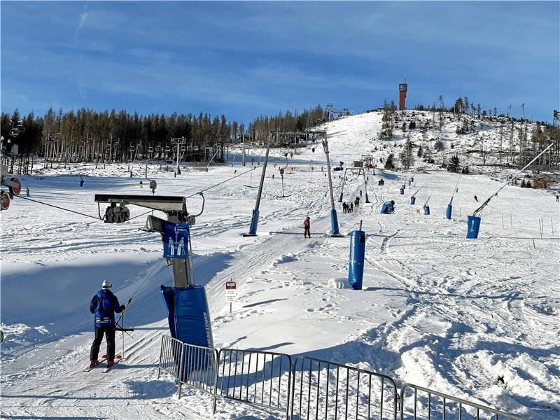 Winter in Braunlage: „Es gibt kaum noch freie Unterkünfte“ Die Ruhe vor dem Sturm: Am Wochenende wird am Wurmberg jede Menge los sein. Am Mittwochnachmittag hält sich der Andrang im Skigebiet am Hexenritt noch in Grenzen. Foto: Eggers