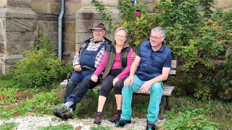 Die Ruhebank lädt zum Verweilen ein - auch nach getaner Gartenarbeit.