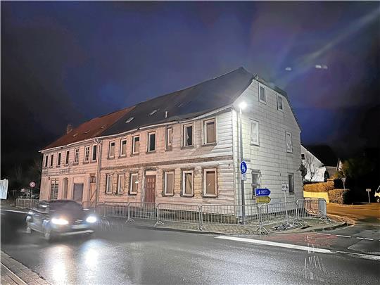 Die Ruine ist schon lange ein Ärgernis. Und das nicht nur optisch. Nun soll sie abgerissen werden.  Foto: Schlegel