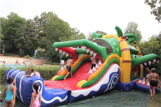 Die Rutschburg auf der Badewiese war einer der Renner des Sommerfestes. Foto: Hohaus